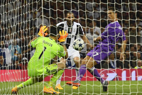 In der Neuauflage des letztjährigen Finales treffen Juve und Real heute in Turin aufeinander. Das bedeutet auch ein Wiedersehen von Buffon mit Ronaldo. AFP