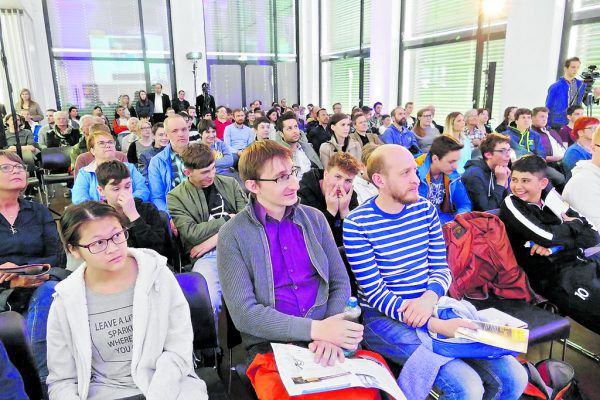 Interessiertes Publikum (links) und die wichtigsten Prinzipien der „PechaKucha Night“ (oben). Miriam jaeneke(3)