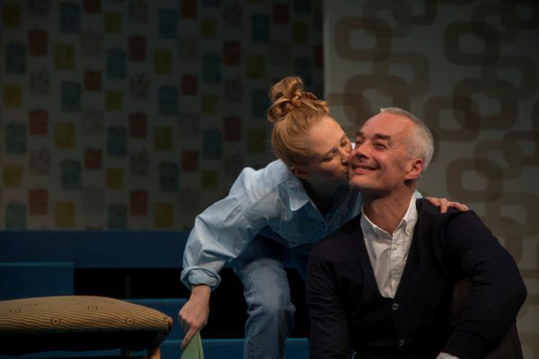 Julia Sewing spielt gleich drei Rollen. Gezeigt werden drei Lebensabschnitte von Gustin. V.l.n.r.: Michael Gruner mit Pflegerin Suzanne, Philip Butz mit Frau Loretta und Bernhard Majcen, geküsst von Tochter Zephyr.   Roland paulitsch (3)