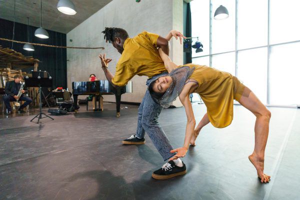 Kofie da Vibe (links) und Yui Kawaguchi empfinden die Beziehung zwischen der japanischen Schauspielerin Madame Hanako und dem französischen Bildhauer Auguste Rodin nach. Dietmar Stiplovsek