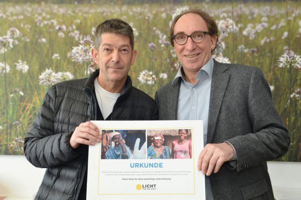 Landesrat Johannes Rauch (r.) bei der Unterstützungsübergabe an den Bregenzer Augenarzt Christian Seifert, der sich seit vielen Jahren für „Licht für die Welt“ engagiert. VLK/Serra