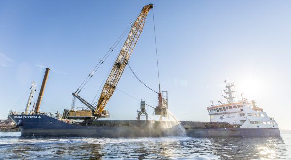 Liebherr-Seilbagger im Nassbagger-Einsatz im Hafen von Piombino in Italien. Liebherr