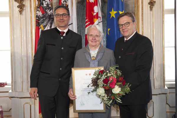 Marianne Stöger wurde im Februar 2018 mit dem Ehrenzeichen des Landes Tirol ausgezeichnet. Land Tirol