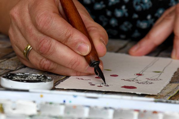 Mit Tusche und Aquarellfarben gestaltet Julia Vögel Motive aus der Natur. Oliver Lerch