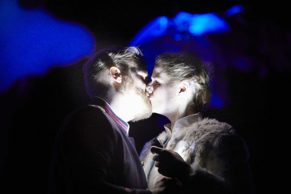 Surrealistische Elemente im Bühnenbild (Anna Sörensen) bei „Effi Briest“. Kleine Bilder: Nadine Rosemann und Tilman Rose als Major Crampas. Anja Köhler (3)