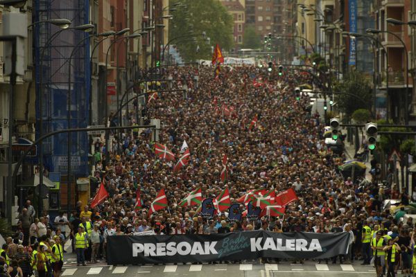 Tausende Menschen gingen in Bilbao auf die Straße. AP