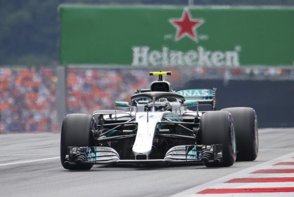 Das Autogramm von Bottas war begehrt.  Gepa (2)