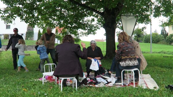 Gemeinsames Nähen im Rahmen von „Living Fabrics“. Veranstalter