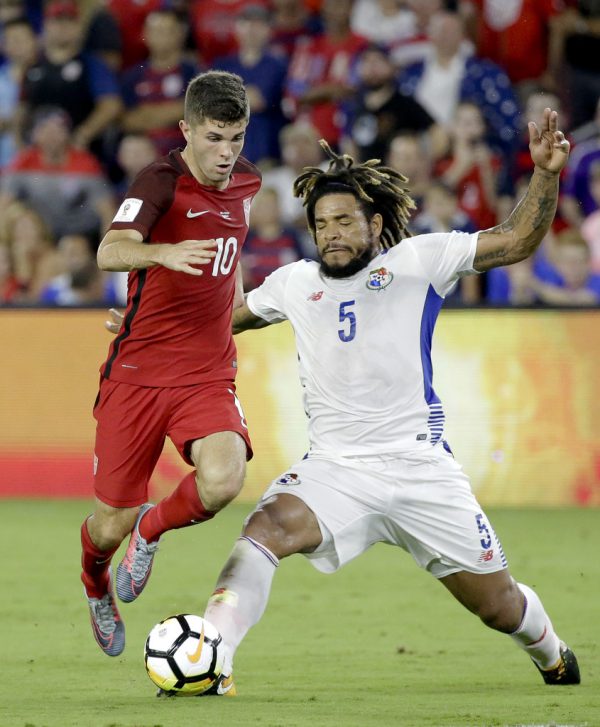 Links: Torres feierte seinen Siegtreffer gegen Costa Rica mit einer Ehrenrunde oben ohne im Stadion.Rechts: Der Kapitän der Nationalmannschaft ist für seine harte Zweikampfführung bekannt. AP, AFP, Reuters, USA Todas