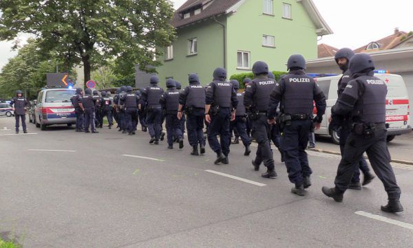 Mehr als 100 Beamte aus dem ganzen Land waren im Einsatz.