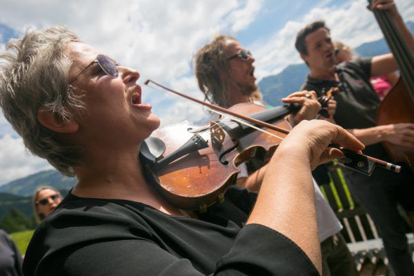 Volksmusikforscherin Evelyn Fink-Mennel und Gastreferenten vermitteln: Jodeln kann eigentlich jeder. Man muss sich eben trauen.