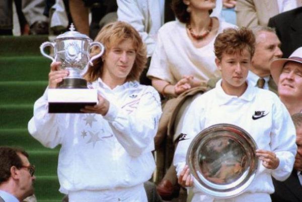 Während Graf 1988 in Paris glückselig mit der Sieger-Trophäe posierte, war Natalia Zvereva nach der 0:6,0:6-Niederlage den Tränen nah. Twitter