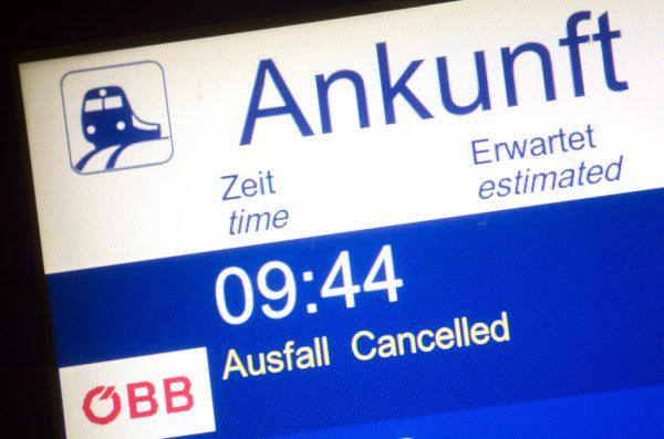 Am Montag war wenig los am Grazer Hauptbahnhof, einige Züge fielen aus. Kleines Bild: Roman Hebenstreit. APA (3)