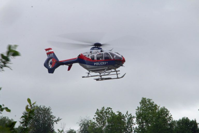 Die Wanderer wurden mit dem Polizeihubschrauber gerettet.⇒vol.at