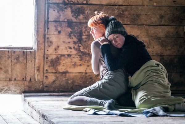 „Auf der Flucht“ wird wiederaufgenommen. Publikum und Schauspieler wandern Richtung Sarotlajoch. Stefan Kothner/Montafon Tourismus