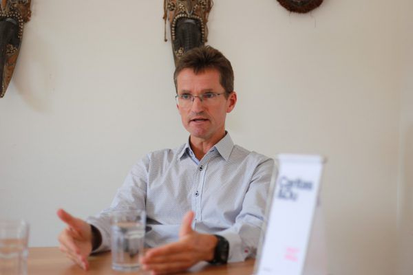 Bernd Klisch ist seit September 2015 Leiter der Flüchtlingshilfe der Caritas. Er zieht eine positive Bilanz über die vergangenen drei Jahre.© Frederick Sams
