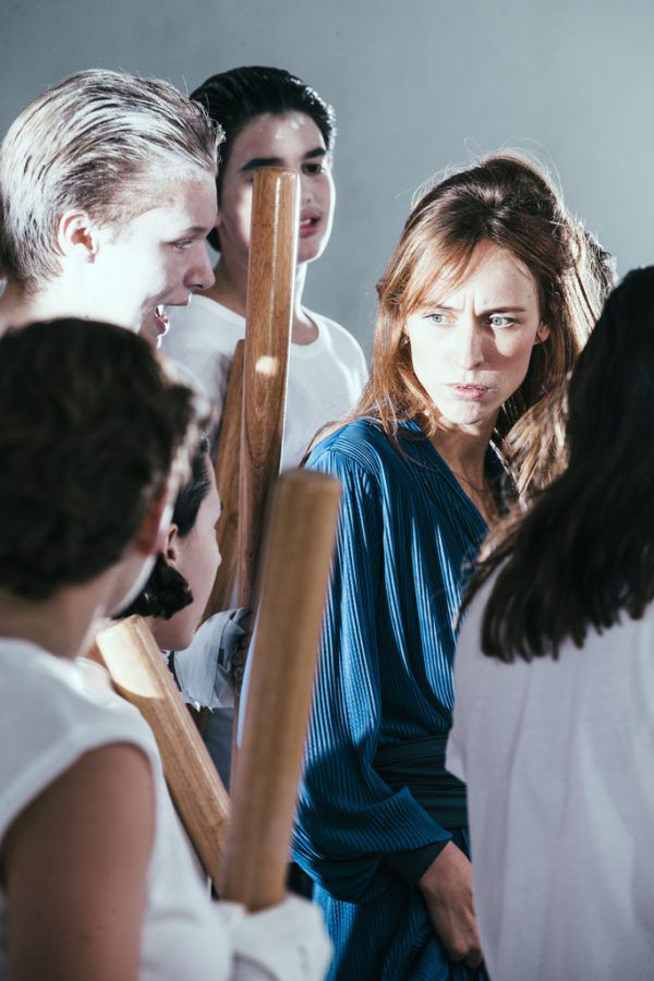 Die Seherin und der Chor.   Matthias Heschl/Schauspielhaus Wien