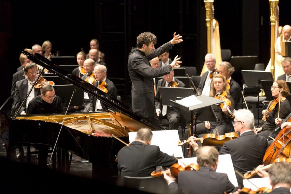 Die Wiener Symphoniker im Festspielhaus. Oben: Dirigent David Afkham. Bregenzer festspiele/Dietmar Mathis (2)