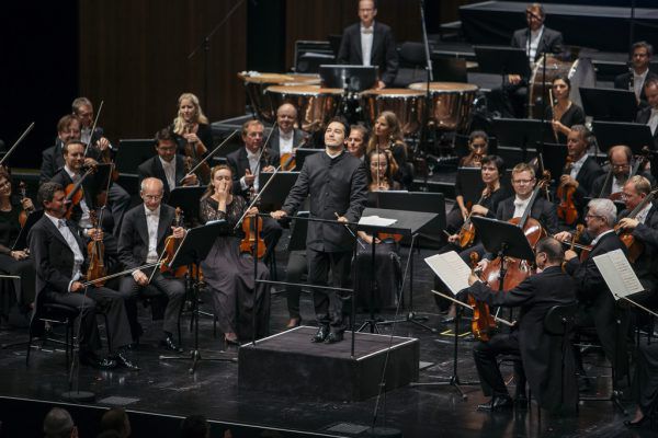 Die Wiener Symphoniker mit dem Prager Philharmonischen Chor im Festspielhaus. Oben: Dirigent Andrés Orozco-Estrada. Das nächste Konzert im Rahmen der Bregenzer Festspiele wird am Sonntag veranstaltet.Bregenzer Festspiele/Lisa Mathis (2)