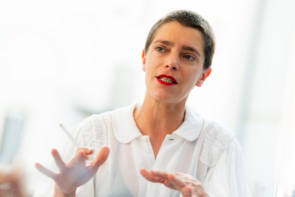 Ein Foto von Reynaud-Dewar. Rechts die Künstlerin im Gespräch. Lili Reynaud-Dewar/KuB(1)/Dietmar Stiplovsek (1)