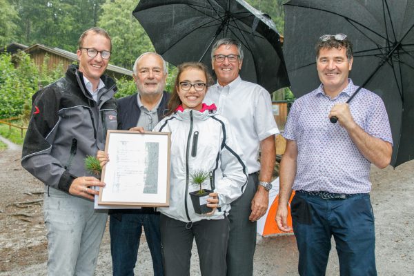 Eine Vertreterin der Klasse 2b, MS Alberschwende nahm die Siegerurkunde entgegen. vlk