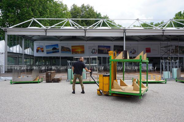 Die Verpflegung im Festzelt der Festspiele ist gesichert.Putzger