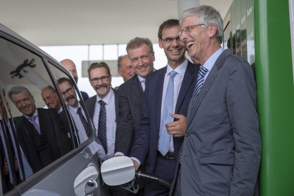 Einweihung der Tankstelle: Landeshauptmann Wallner (2.v.r.) befüllte im Rahmen der Eröffnung den Wagen eines Urlaubers.Raststation Bodensee Hörbranz GmbH
