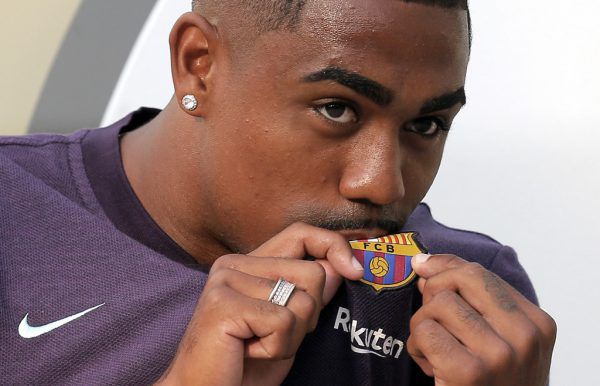 Fast-Römer Malcom küsst das Barca-Wappen. AP