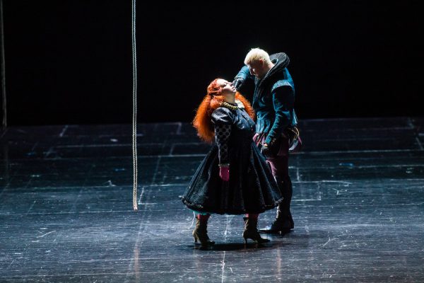 Gal James und Christoph Pohl in den Rollen von Beatrice Cenci und Francesco Cenci. Philipp Steurer