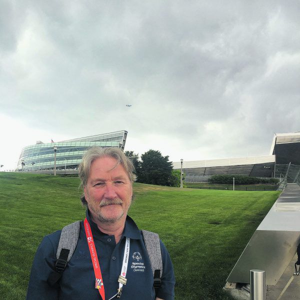 Impressionen aus Chicago. Links: Olsen vor der Arena „Soldier Field“. Oben zusammen mit Jürgen Winter, Präsident von Special Olympics Österreich mit der Vorsitzenden Mary Davis und Maria Shriver sowie unten mit Vorarlbergs Weltathletensprecherin Johanna Pramstaller. Privat (5)