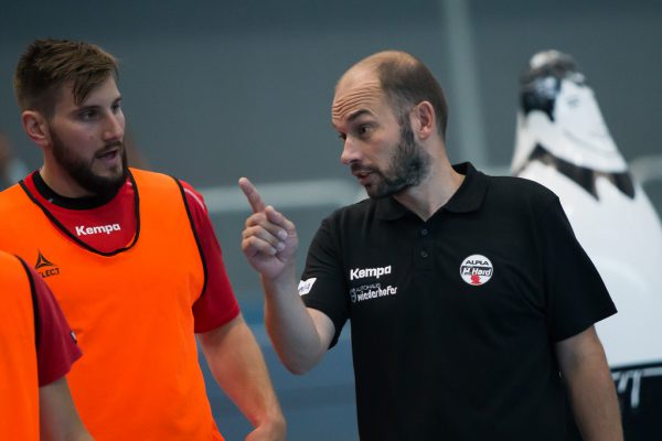 Klaus Gärtner (r.) gibt die Kommandos, Lukas Schweighofer (l.) hört zu. Steurer