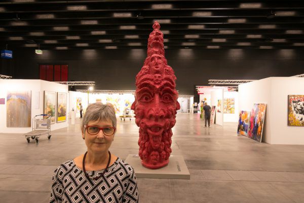 Kunstraum-Kuratorin Herta Pümpel vor der Trenkwalder-Skulptur.