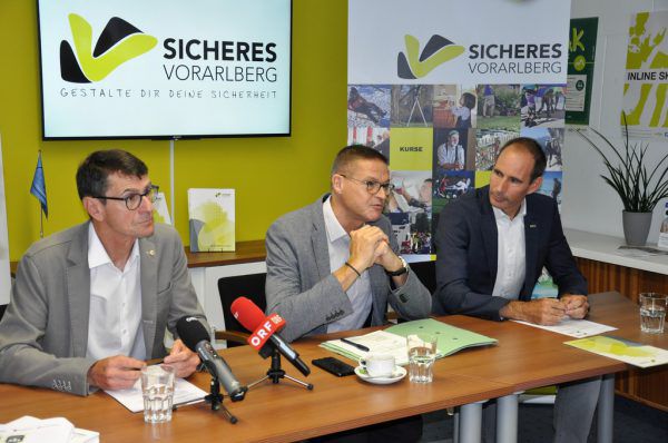 Links: Die Infotafel am Walmendingerhorn. Peter Kopf, Christian Bernhard und Mario Amann (v.l.). Sicheres Vorarlberg