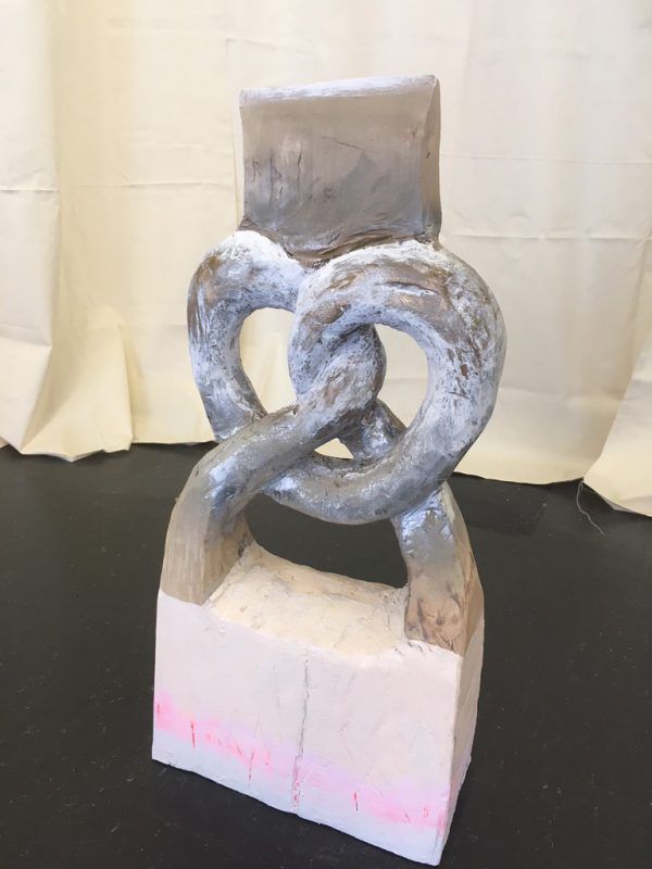 Links die Teppichklopfer-Rosette, oben eine Brezel-Skulptur und drei „Ektoplasma“-Werke. Lisa Kammann (3)