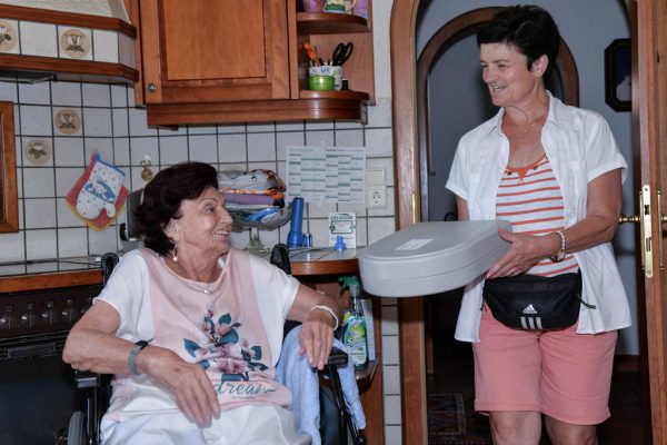 Maria Baumgartner (r.) arbeitet seit zwölf Jahren bei „Essen auf Rädern“. Ingeborg Schwaninger zählt zu ihrem Kundenkreis.  Stadt Dornbirn