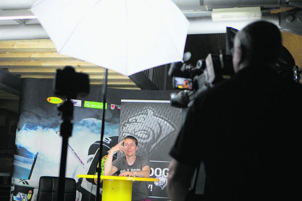 Oben Alexander Kutzer vor Beginn der Übertragung, rechts Radek Cip beim Fotoshooting.