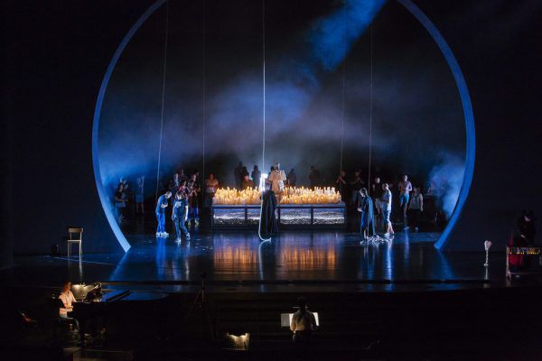 Proben zu „Beatrice Cenci“. Links: Joshua Lutz mit Kollegen.  Lisa mathis (1)/Bregenzer festspiele/Joshua Lutz (1)