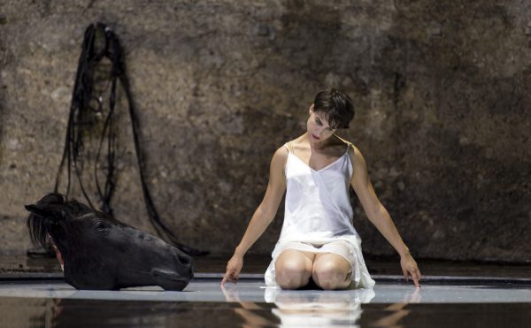 Rechts: Asmik Grigorian als Salome in der Inszenierung von Romeo Castellucci. Oben: Anna Maria Chiuri als Herodias.  Salzburger Festspiele/Ruth Walz (2)