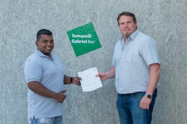 Suprean Leitner (l.) mit Aus­bildner Markus Fritsch. Tomaselli Gabriel Bau