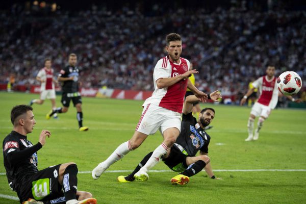 Tassos Avlonitis (r.) darf Klaas-Jan Huntelaar (Mitte) nicht ins Spiel kommen lassen, soll der Sturm-Aufstieg doch noch gelingen. AFP