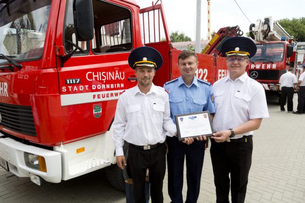 Übergabe des Autos in Chisinau.  Stadt Dornbirn/Mathis