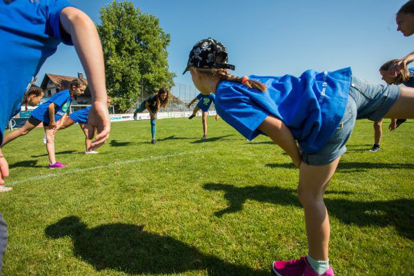 Was die Olympiasiegerin sagt, hat Gewicht. Das Aufwärmen mit Julia Dujmovits sorgte für gute Stimmung. Philipp Steurer
