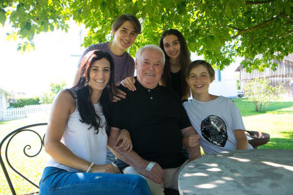 Wiff Alge im Kreise seiner Enkel (v.l.): Christina, Jonas, Laura und Benjamin. Klaus Hartinger