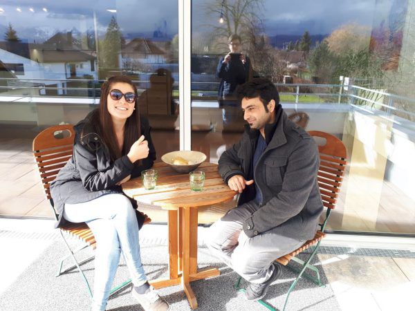„Wir verstehen nicht, dass er nicht bleiben darf“, sagt Laura Melzer (im Foto mit Quamar Abbas). privat/Melzer