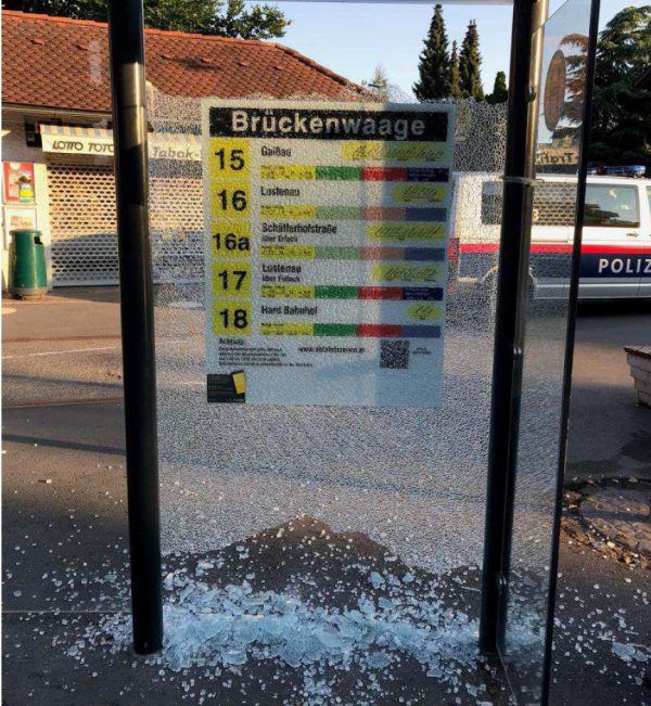 Zahlreiche Scheiben wurden eingeschlagen. LPD