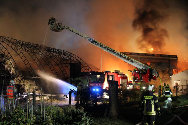 200 Feuerwehrmänner waren beim Großbrand in Höchst im Einsatz. Matthias Rauch
