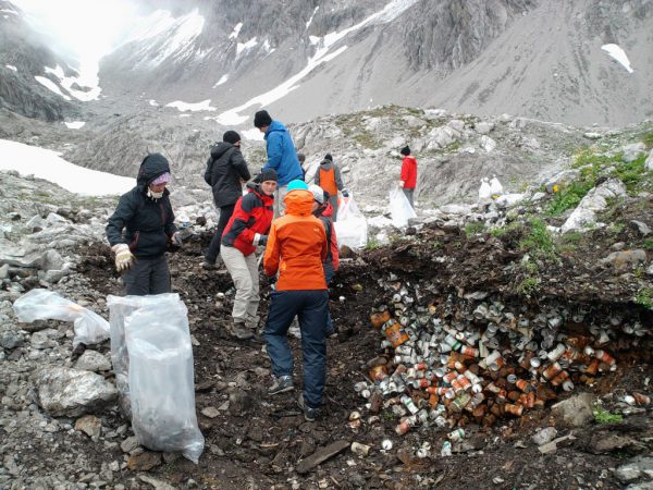 Wo Menschen sind, ist meist auch Müll. Hier wird eine Altablagerung in den Bergen beseitigt. Alpenschutverein7Archiv