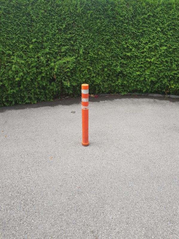 Auf diese Begrenzungspfosten haben es Unbekannte abgesehen.Polizei