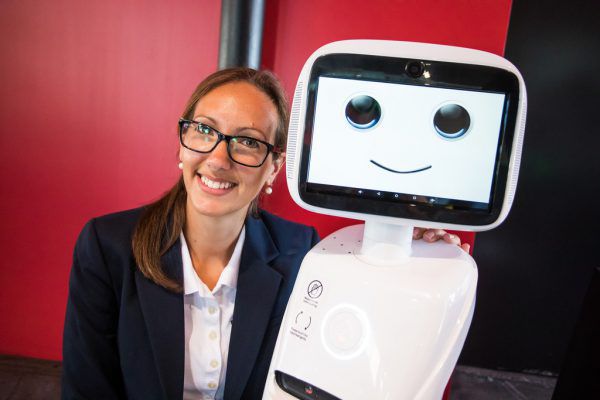 Daniela Müller von myRobot in Götzis lässt die Roboter sprechen, Eistüten kredenzen oder Unkraut jäten.Philipp Steurer (2), Udo Mittelberger