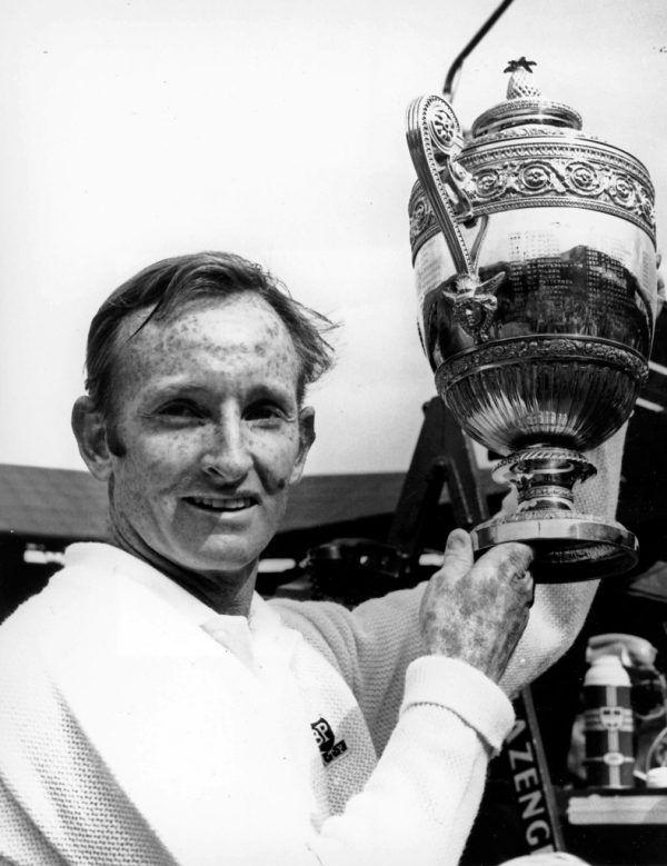 Das Bild oben zeigt Rod Laver im Jahr 2017, als er den höchsten australischen Orden erhält.Links: Laver 1969 mit dem Wimbledon-Pokal und bei den French Open im selben Jahr.  AP (2), Reuters